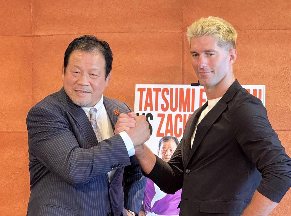 　ＩＷＧＰ世界ヘビー級王者ザック・セイバーJr.（右）とシングルマッチで対戦することを発表した藤波辰爾