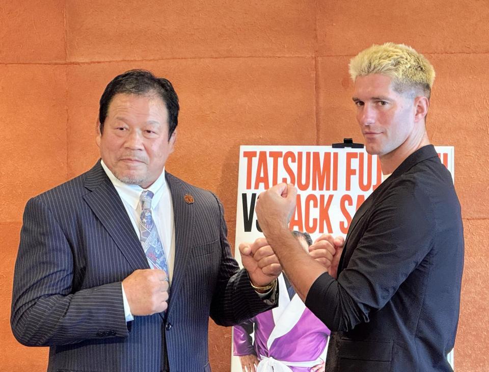 　ＩＷＧＰ世界ヘビー級王者ザック・セイバーJr.（右）とシングルマッチで対戦することを発表した藤波辰爾