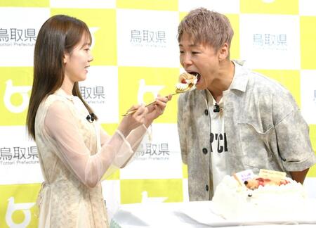 　ウエディングケーキを川口葵（左）から食べさせてもらう武尊（撮影・伊藤笙子）