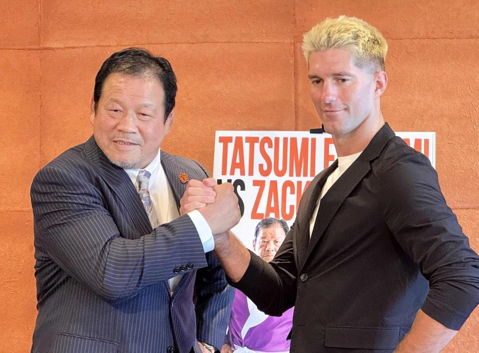 　ザック・セイバーＪｒ．（右）と対戦することを発表した藤波辰爾