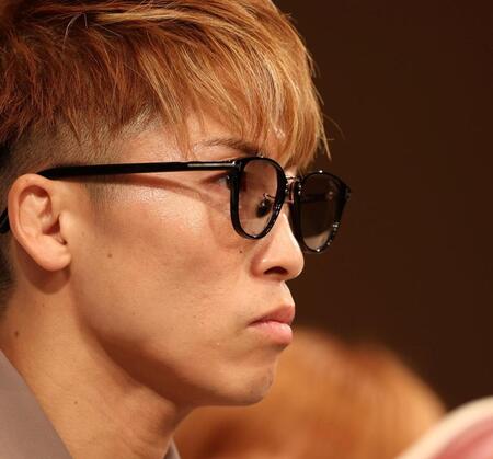 　会見中、まっすぐ前を見つめる井上尚弥（撮影・中田匡峻）