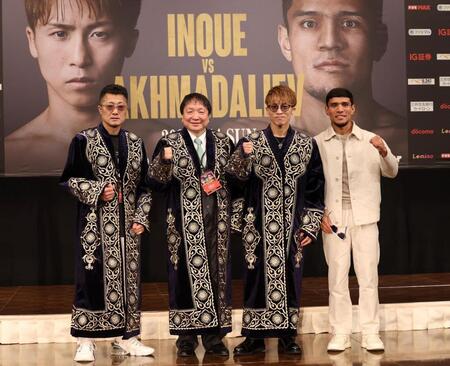 　ムロジョン・アフマダリエフ（右）からプレゼントされたチャパンを着用し、フォトセッションを行う（左から）井上真吾トレーナー、大橋秀行会長、井上尚弥（撮影・中田匡峻）