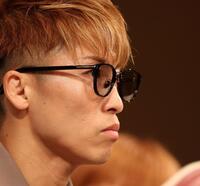 　会見中、まっすぐ前を見つめる井上尚弥（撮影・中田匡峻）