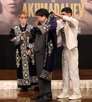 　ムロジョン・アフマダリエフ（右）からチャパンをプレゼントされる大橋秀行会長。左は井上尚弥（撮影・中田匡峻）