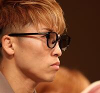 　会見中、まっすぐ前を見つめる井上尚弥（撮影・中田匡峻）