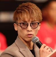 　会見で取材に応じる井上尚弥（撮影・中田匡峻）