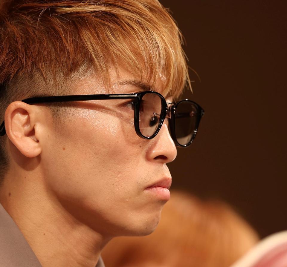 　会見中、まっすぐ前を見つめる井上尚弥（撮影・中田匡峻）