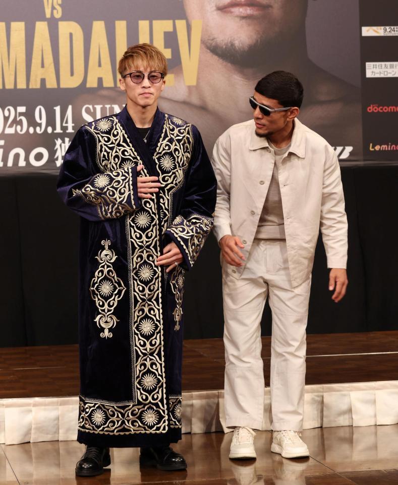 　ムロジョン・アフマダリエフ（右）からプレゼントされたチャパンを着用する井上尚弥（撮影・中田匡峻）