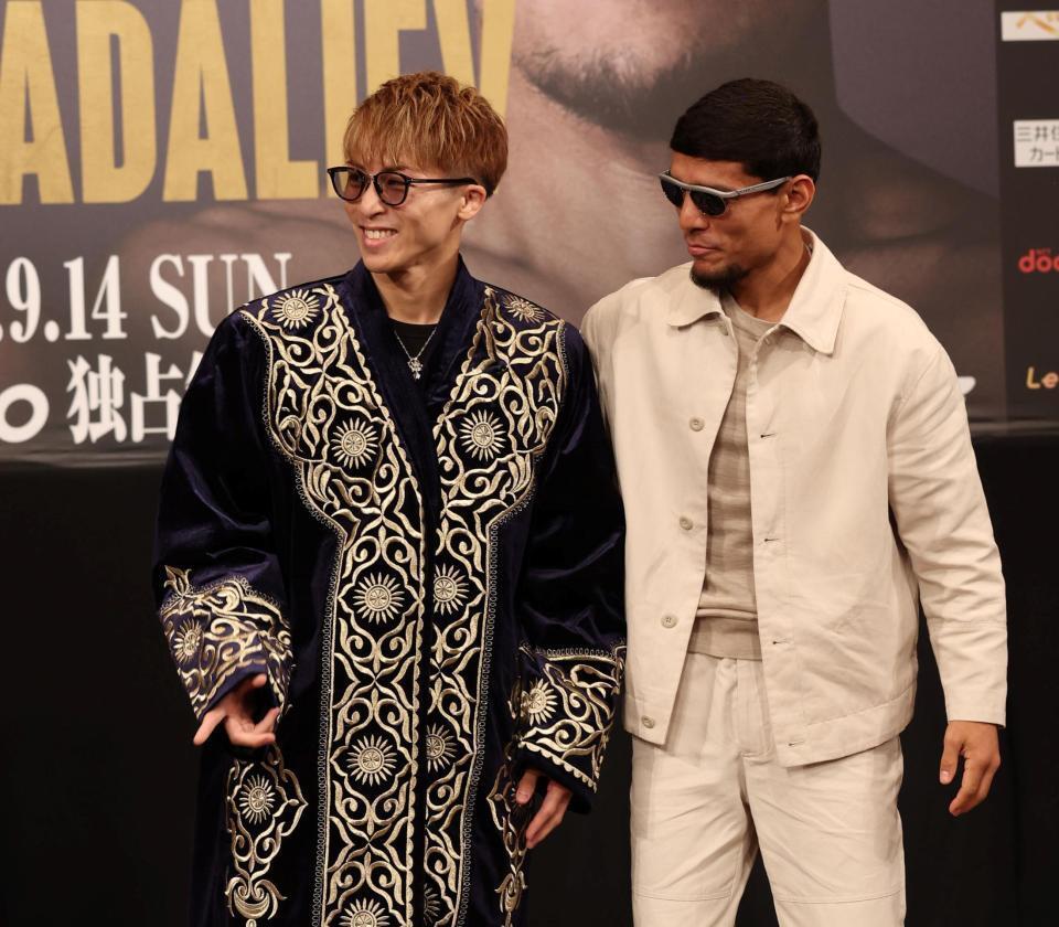 　ムロジョン・アフマダリエフ（右）からチャパンをプレゼントされ、笑顔を見せる井上尚弥（撮影・中田匡峻）