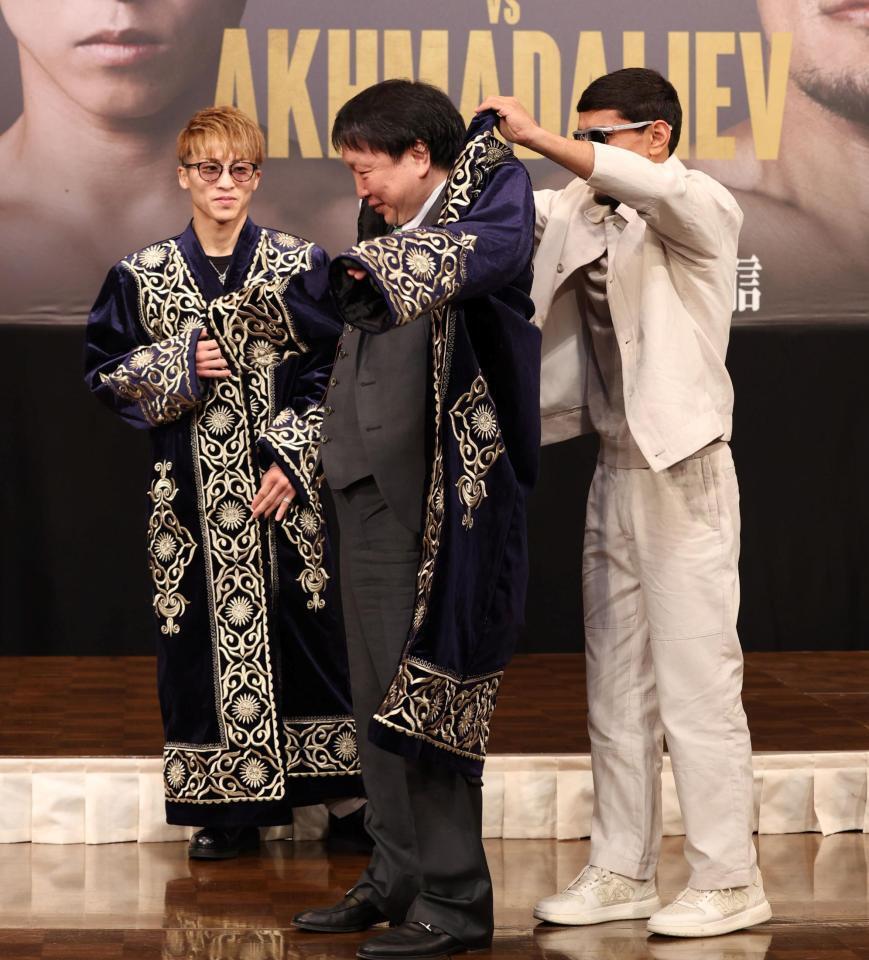 　ムロジョン・アフマダリエフ（右）からチャパンをプレゼントされる大橋秀行会長。左は井上尚弥（撮影・中田匡峻）