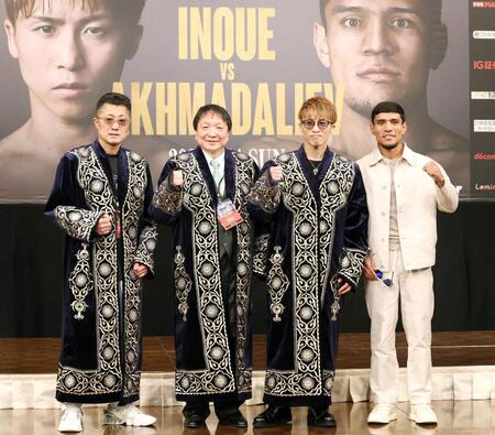 　アフマダリエフ（右）からプレゼントされた民族衣装を着て、フォトセッションを行う（左から）井上真吾トレーナー、大橋会長、井上尚弥（撮影・中田匡峻）