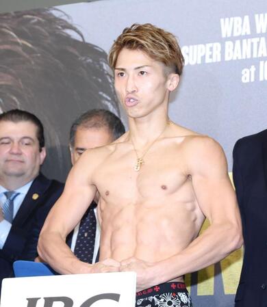 　計量をクリアし、気合の入った表情でポーズを決める井上尚弥（撮影・中田匡峻）