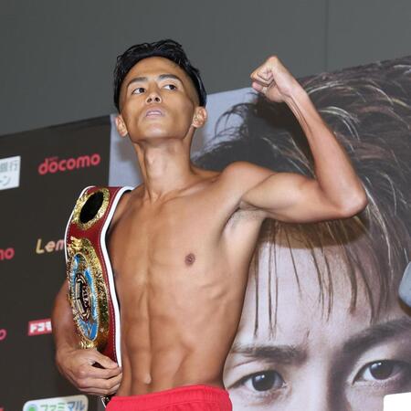 　計量をクリアし、気合十分の武居由樹（撮影・中田匡峻）