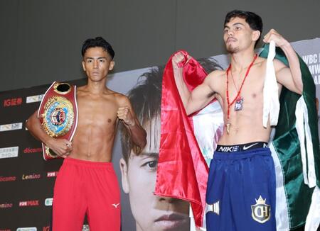 　計量をクリアし、ポーズを取る武居由樹（左）とクリスチャン・メディナ（撮影・中田匡峻）