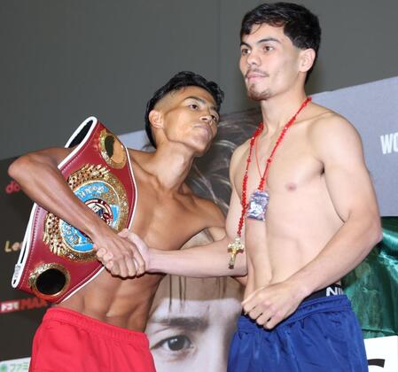 　計量をクリアし、クリスチャン・メディナ（右）と握手を交わす武居由樹（撮影・中田匡峻）