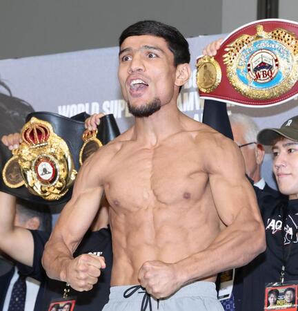 　計量をクリアし、気合十分のムロジョン・アフマダリエフ（撮影・中田匡峻）