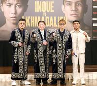 　アフマダリエフ（右）からプレゼントされた民族衣装を着て、フォトセッションを行う（左から）井上真吾トレーナー、大橋会長、井上尚弥（撮影・中田匡峻）