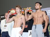 　計量をクリアし、ポーズを決める井上尚弥（左）とムロジョン・アフマダリエフ（撮影・中田匡峻）