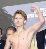 　計量をクリアし、力強く拳を握る井上尚弥（撮影・中田匡峻）