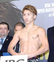 　計量をクリアし、気合の入った表情でポーズを決める井上尚弥（撮影・中田匡峻）