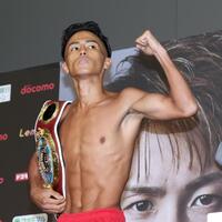 　計量をクリアし、気合十分の武居由樹（撮影・中田匡峻）