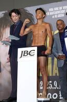 　計量をクリアする武居由樹（撮影・中田匡峻）