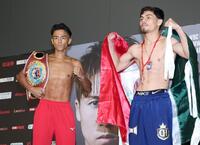 　計量をクリアし、ポーズを取る武居由樹（左）とクリスチャン・メディナ（撮影・中田匡峻）