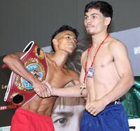 　計量をクリアし、クリスチャン・メディナ（右）と握手を交わす武居由樹（撮影・中田匡峻）