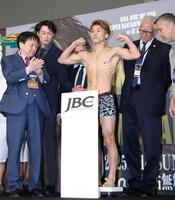 　計量をクリアする井上尚弥。左は大橋秀行会長（撮影・中田匡峻）