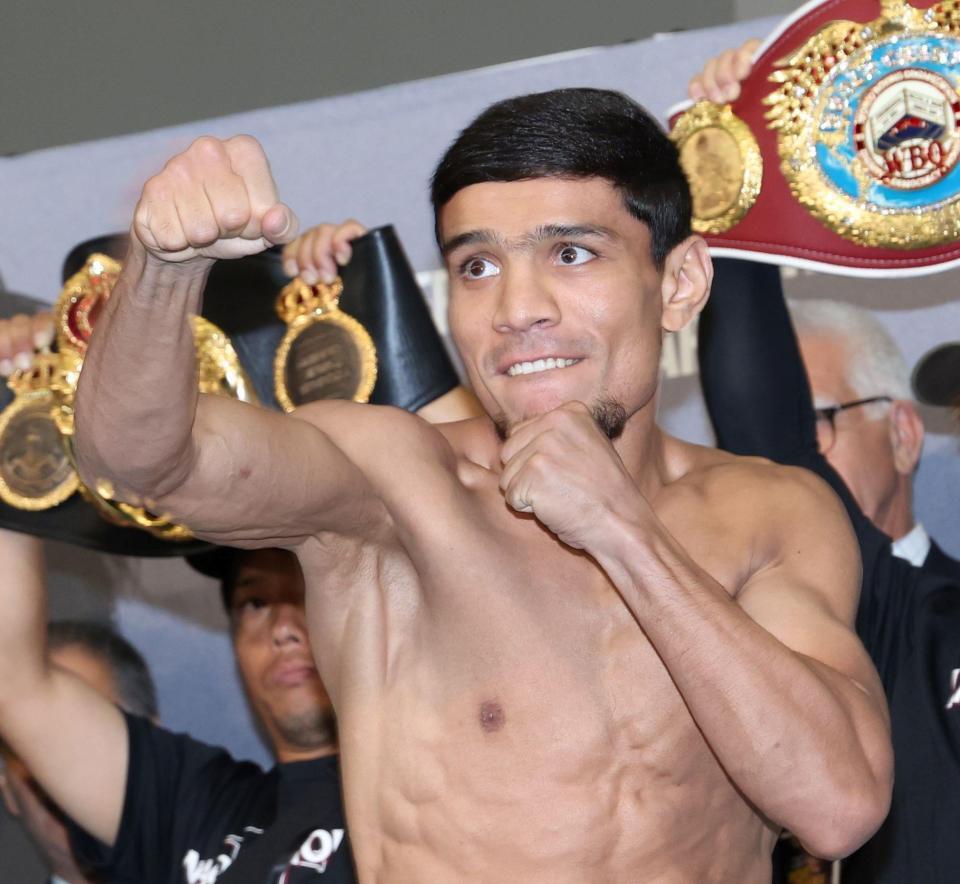 　計量をクリアし、気合十分のムロジョン・アフマダリエフ（撮影・中田匡峻）