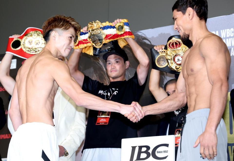 　計量をクリアし、最後までムロジョン・アフマダリエフ（右）の目を見つめ握手を交わす井上尚弥（撮影・中田匡峻）