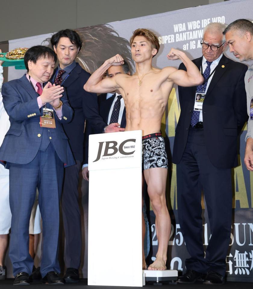 　計量をクリアする井上尚弥。左は大橋秀行会長（撮影・中田匡峻）