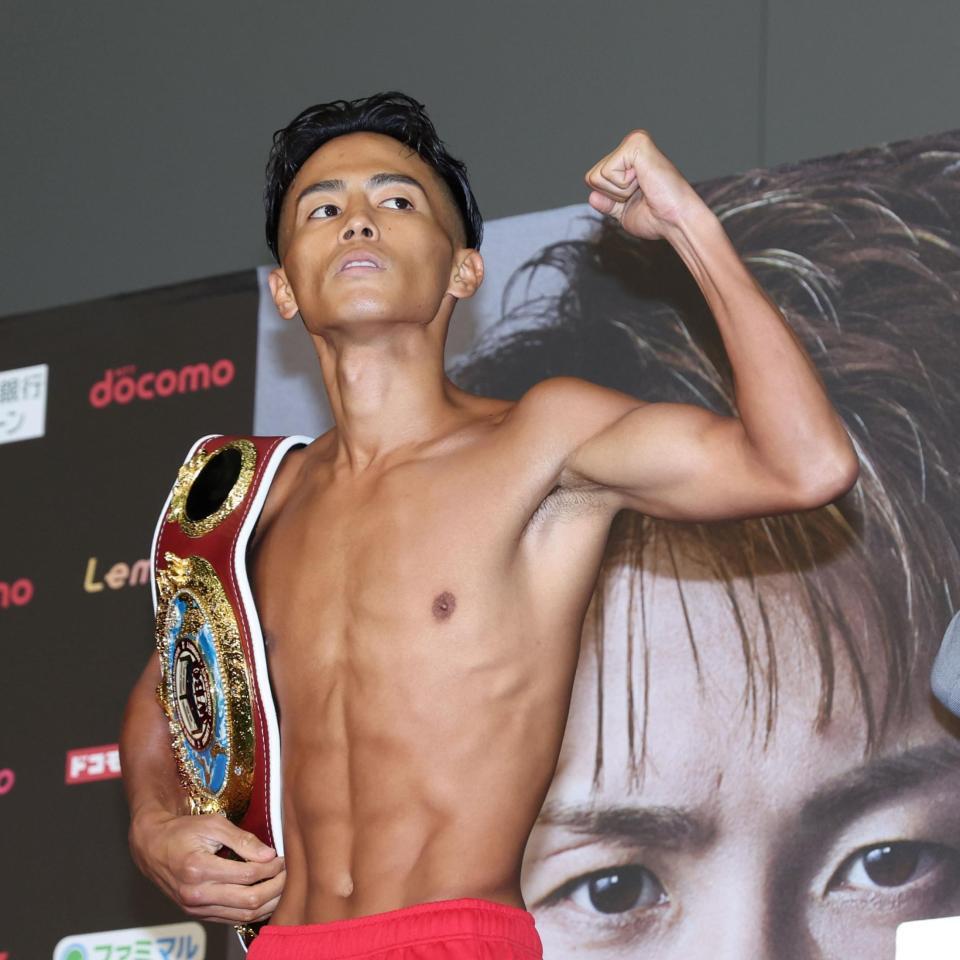 　計量をクリアし、気合十分の武居由樹（撮影・中田匡峻）