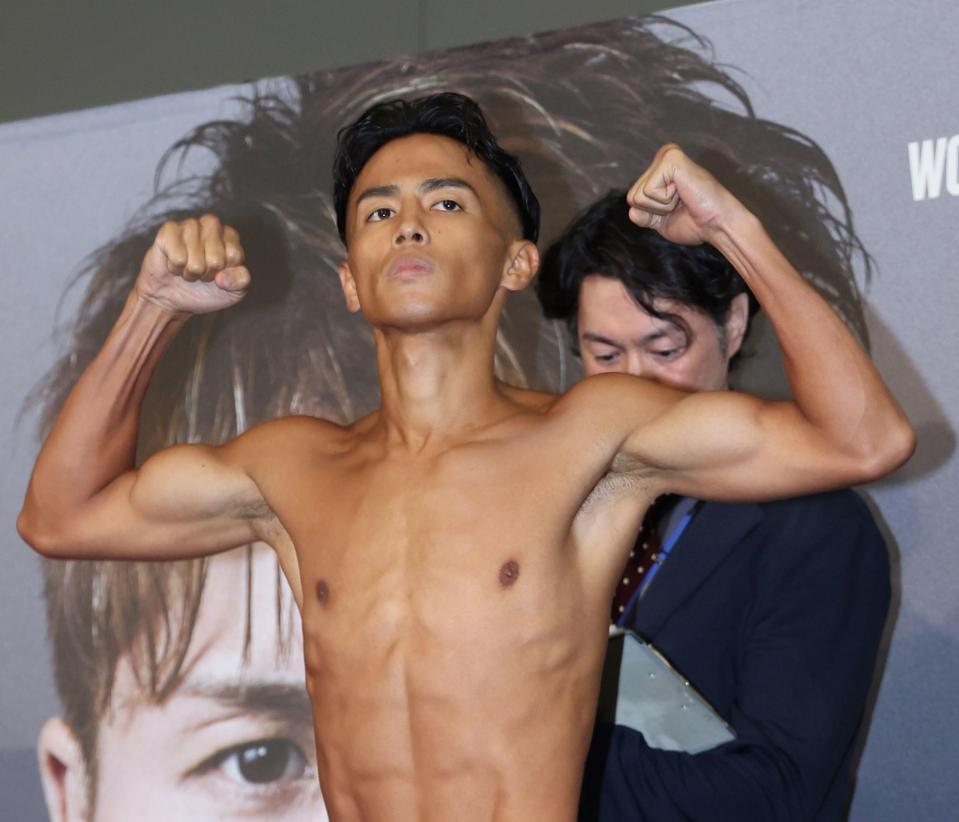 　計量をクリアし、ポーズを取る武居由樹（撮影・中田匡峻）