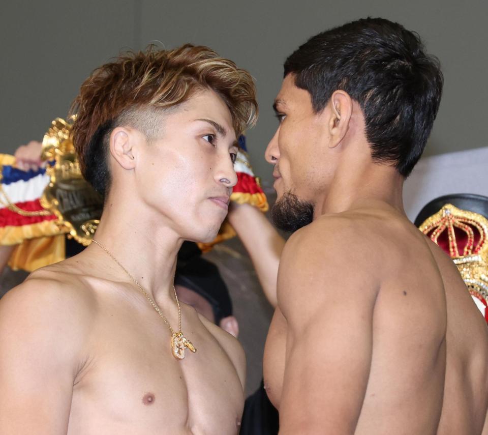 　ムロジョン・アフマダリエフ（右）とフェースオフを行う井上尚弥（撮影・中田匡峻）