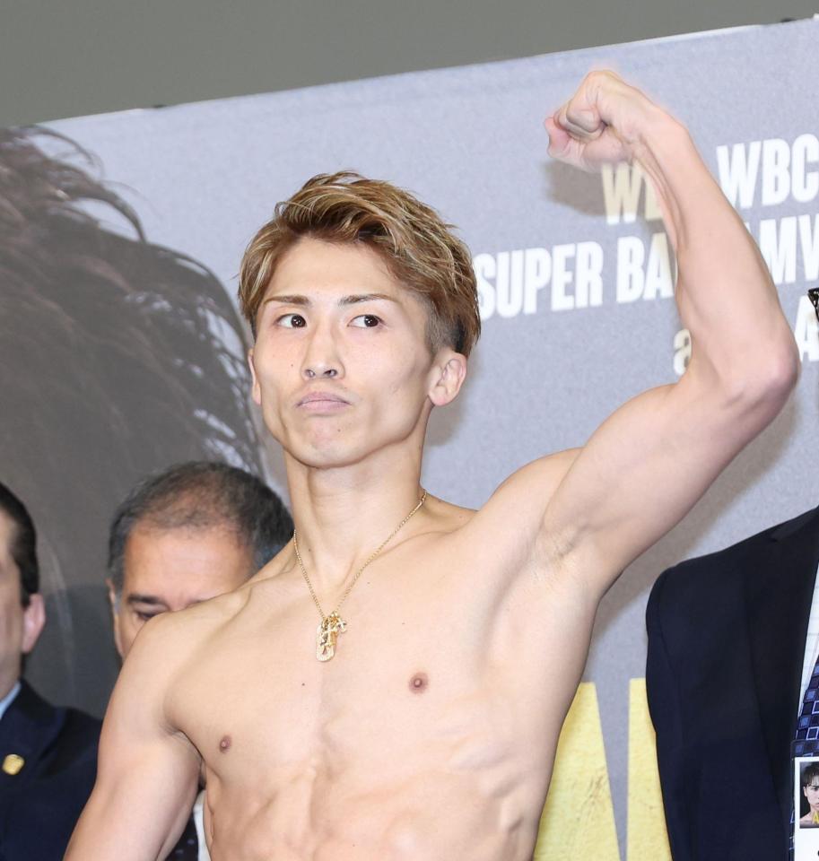 　計量をクリアし、力強く拳を握る井上尚弥（撮影・中田匡峻）