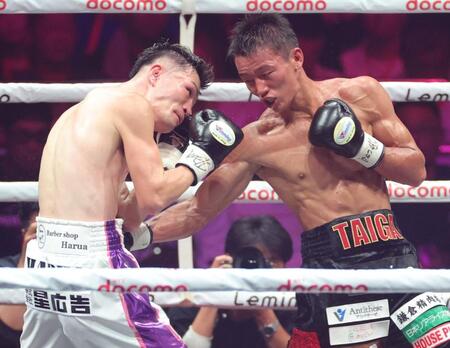 　５回、村上雄大（左）のボディに右フックをたたき込む今永虎雅（撮影・西岡正）