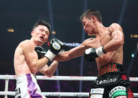 　１０Ｒ、村上雄大（左）に打ち込む今永虎雅（撮影・中田匡峻）