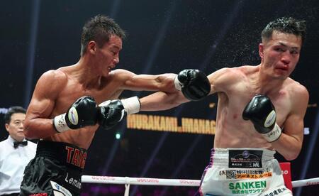 　１０Ｒ、村上雄大（右）に打ち込む今永虎雅（撮影・中田匡峻）