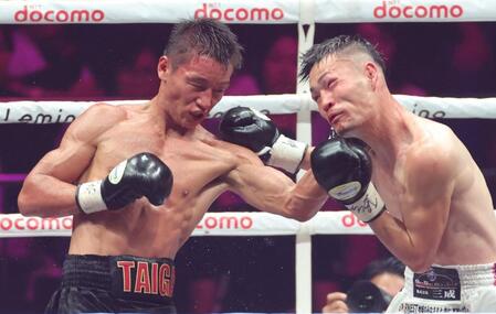 　８回、村上雄大（右）の顔面に左アッパーを浴びせる今永虎雅（撮影・西岡正）