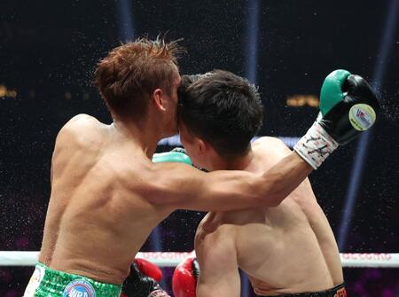 【写真】バッテイングで倒れ込む高田 顔にも胸にも血痕が点々と