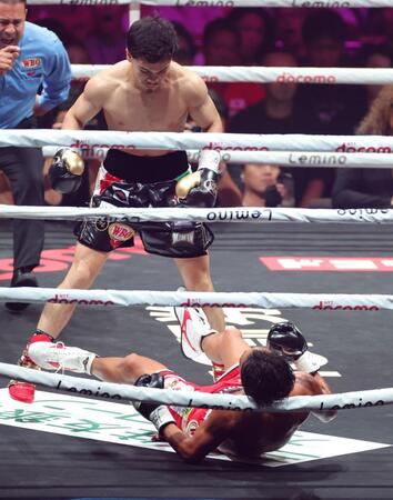 　１回、ダウンする武居由樹（撮影・西岡正）