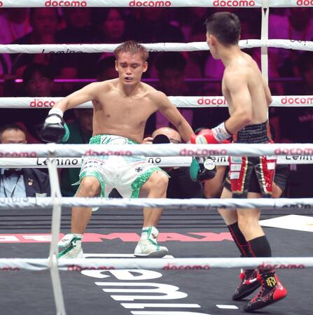 　５回、松本流星（右）との偶然のバッティングで倒れ込む高田勇仁（撮影・西岡正）