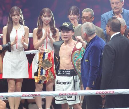 　タイトルを防衛し、笑顔を見せる井上尚弥（中央）＝撮影・西岡正