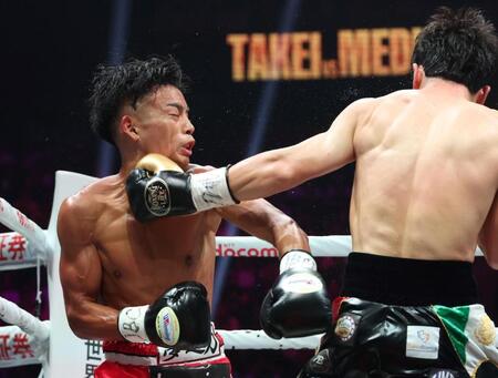 　２Ｒ、クリスチャン・メディナ（右）のパンチをもらう武居由樹（撮影・中田匡峻）