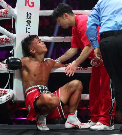 　４Ｒ、クリスチャン・メディナに敗れ、八重樫東トレーナー（右）に声をかけられる武居由樹（撮影・中田匡峻）