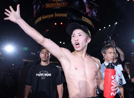 　大歓声に包まれ、手を振りながらひきあげる井上尚弥（撮影・中田匡峻）