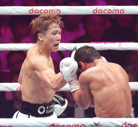 　６回、ムロジョン・アフマダリエフ（右）に右アッパーを放つ井上尚弥（撮影・西岡正）