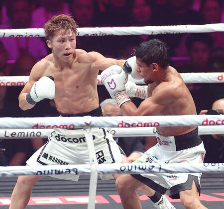 　１１回、ムロジョン・アフマダ（右）に左フックを浴びせる井上尚弥（撮影・西岡正）