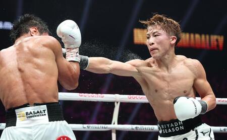 ７Ｒ、ムロジョン・アフマダリエフ（左）に打ち込む井上尚弥＝ＩＧアリーナ（撮影・中田匡峻）